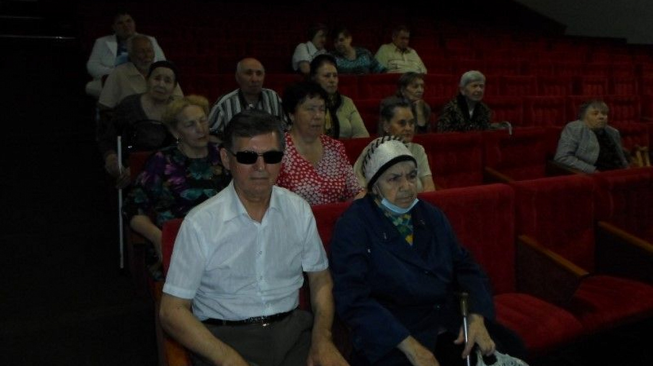 В Краснодаре провели кинопоказ с тифлокомментариями для слабовидящих людей (2).jpg