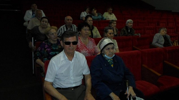 В Краснодаре провели кинопоказ с тифлокомментариями для слабовидящих людей