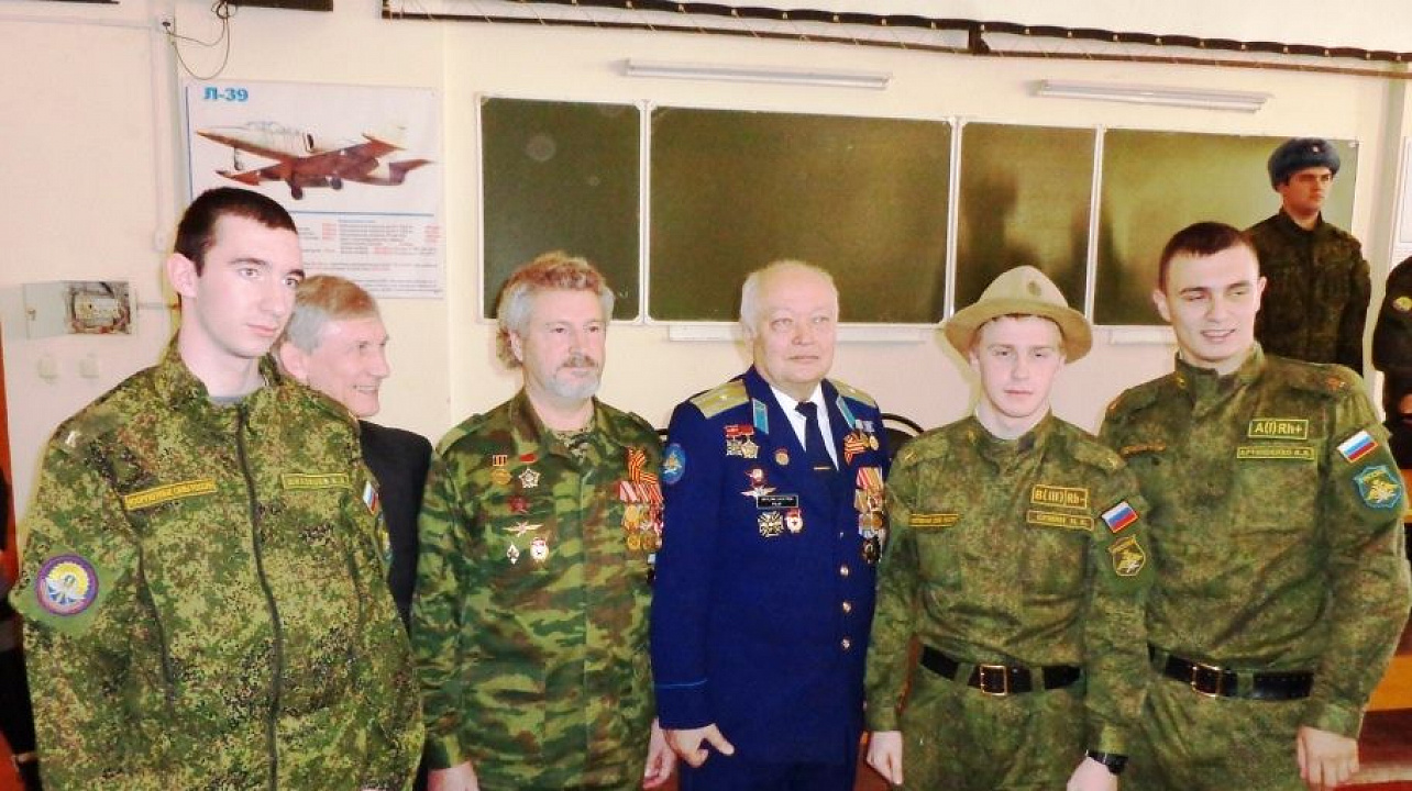 Ветераны из общественной организации «Боевое братство» провели встречу с будущими военными летчиками