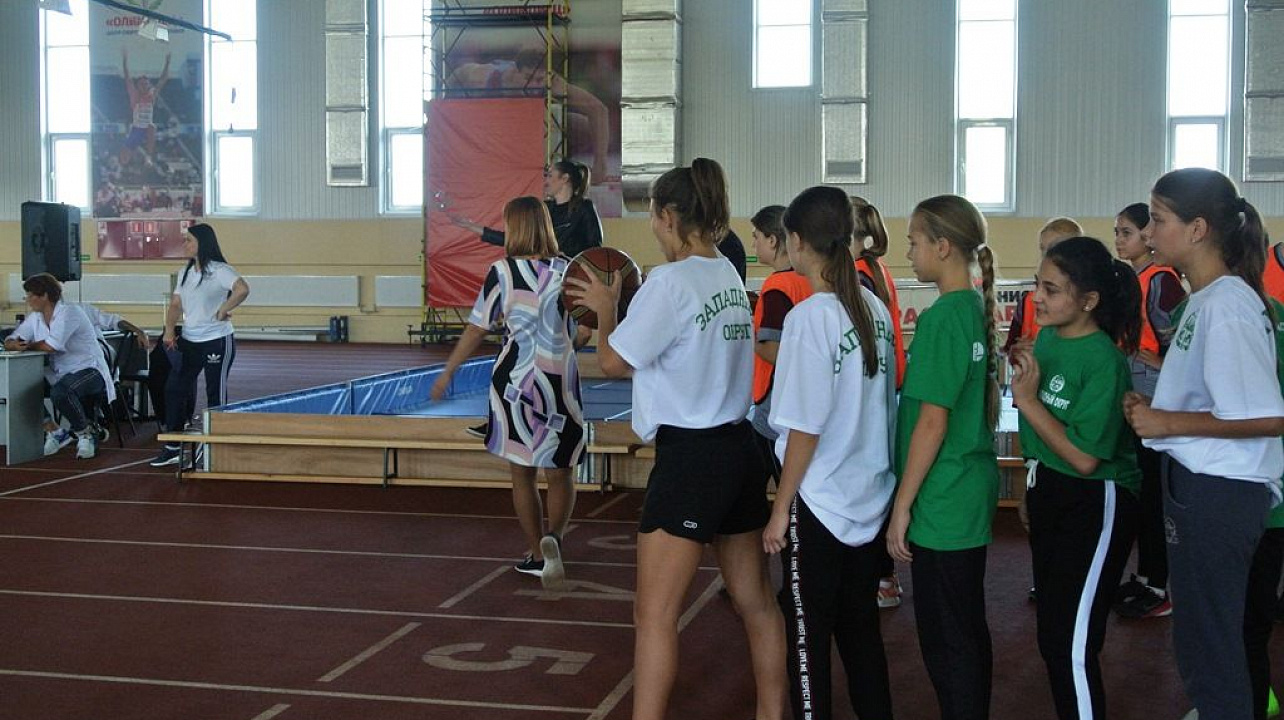 Школьники Западного округа  выиграли "серебро" в спортивных соревнованиях