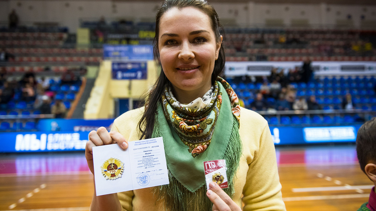 Знаки ГТО из рук известных спортсменов