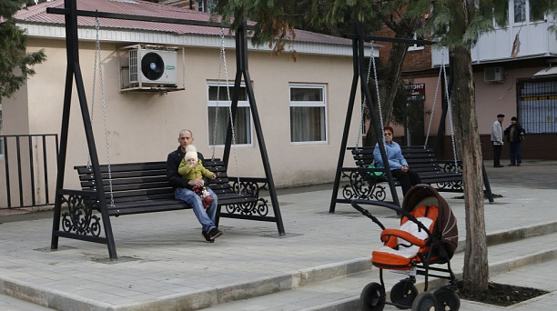 Перед кинотеатром «Болгария» в Краснодаре высажено больше 2000 кустов роз