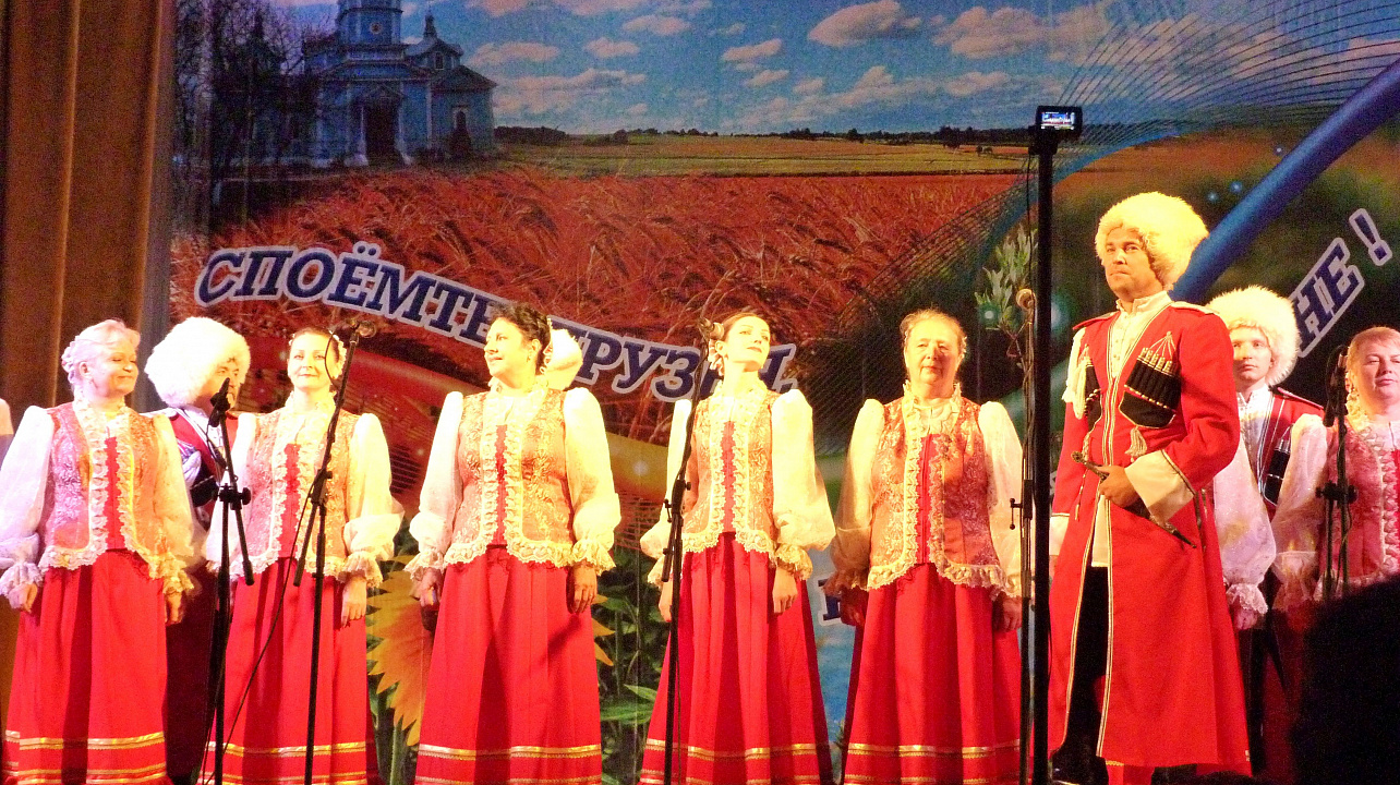 Творческие коллективы ветеранов Прикубанского округа Краснодара с успехом выступили в станице Калининской