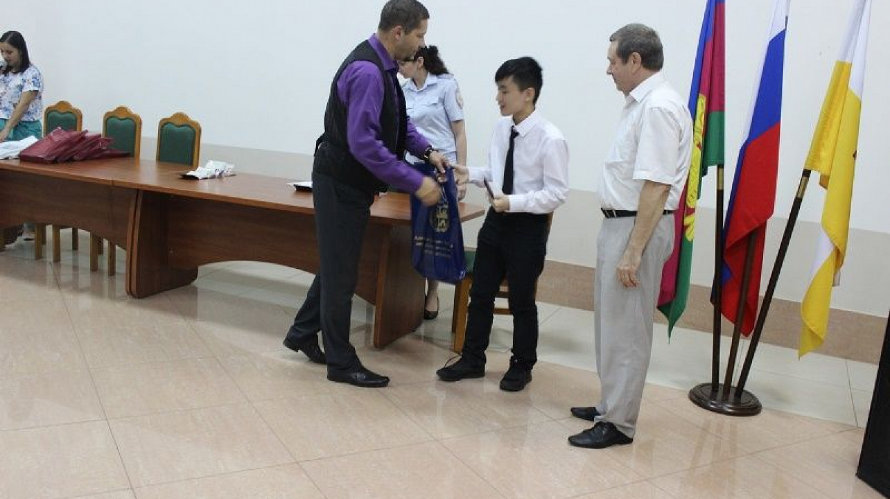 14-летним гражданам Западного округа торжественно вручили паспорта