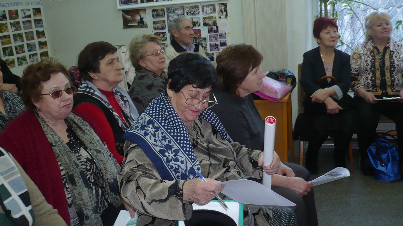 В библиотеке Западного округа им. А. С. Макаренко был проведен информационный час «Конституция — Главная книга страны»