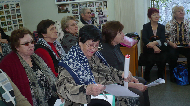 В библиотеке Западного округа им.А.С.Макаренко был проведен информационный час «Конституция — Главная книга страны»