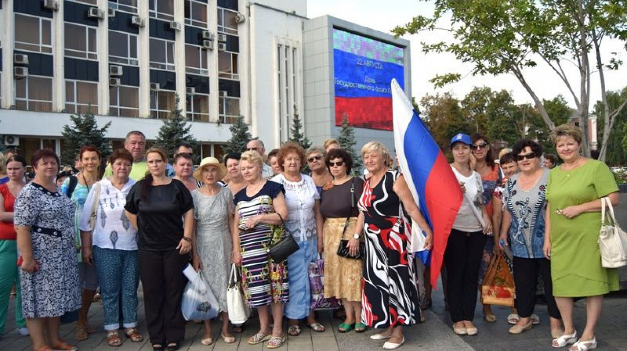 Общественность Центрального округа отметила День Государственного флага РФ