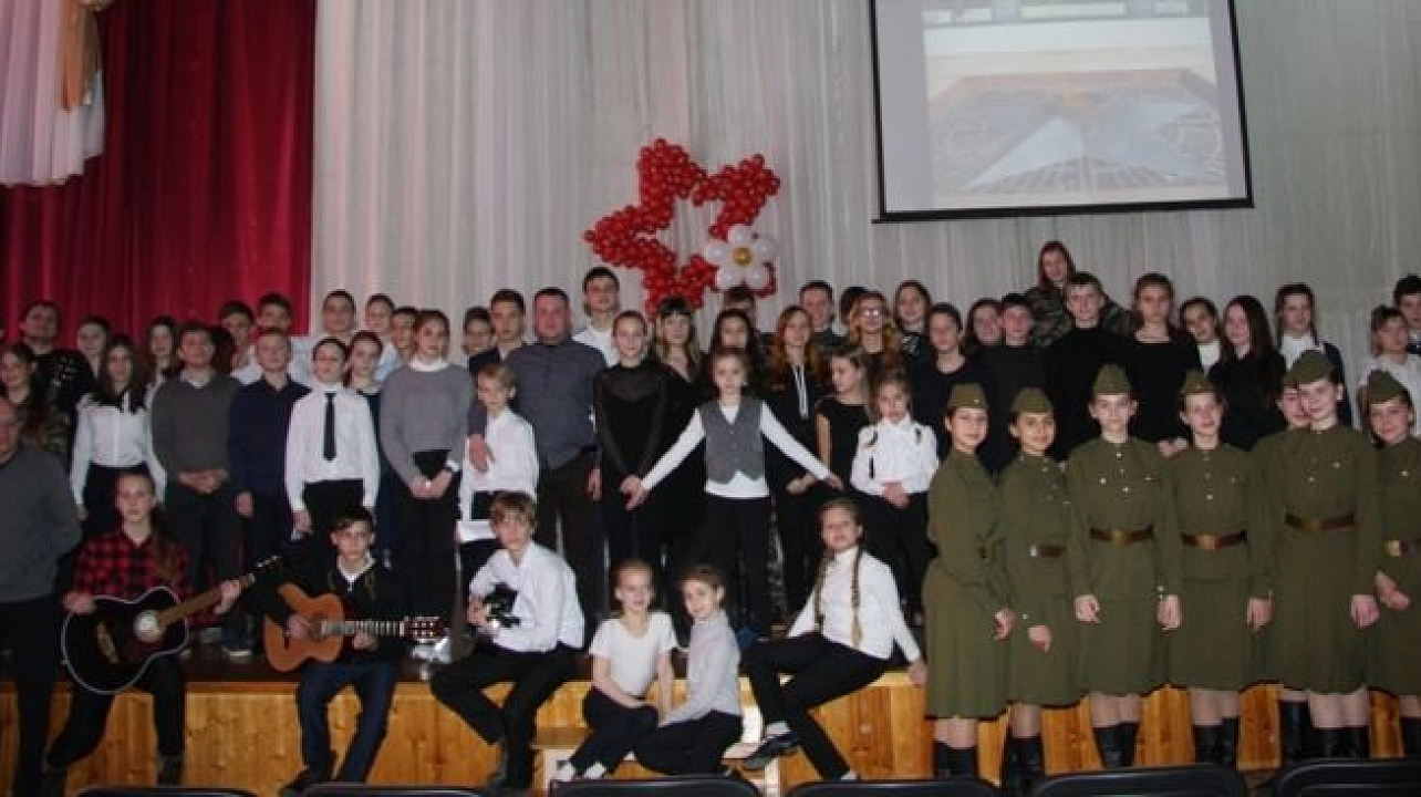 В школе № 51 прошел концерт «Не гаснет пламя»
