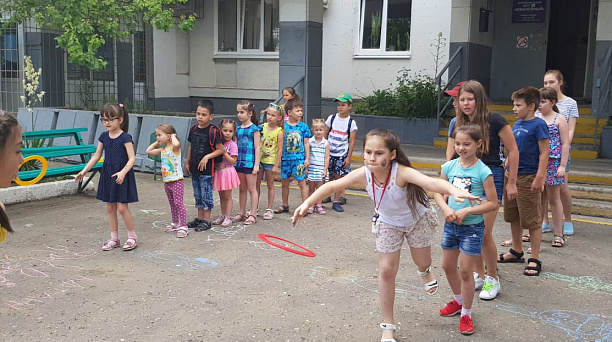 Дом культуры Западного округа приглашает ребят провести каникулы на тематической летней площадке