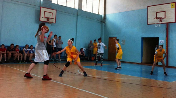 В Западном округе состоялись финальные соревнования по уличному баскетболу