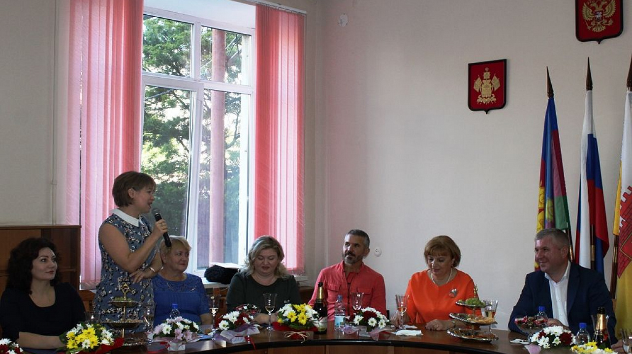 Педагоги Западного округа принимают поздравления с профессиональным праздником