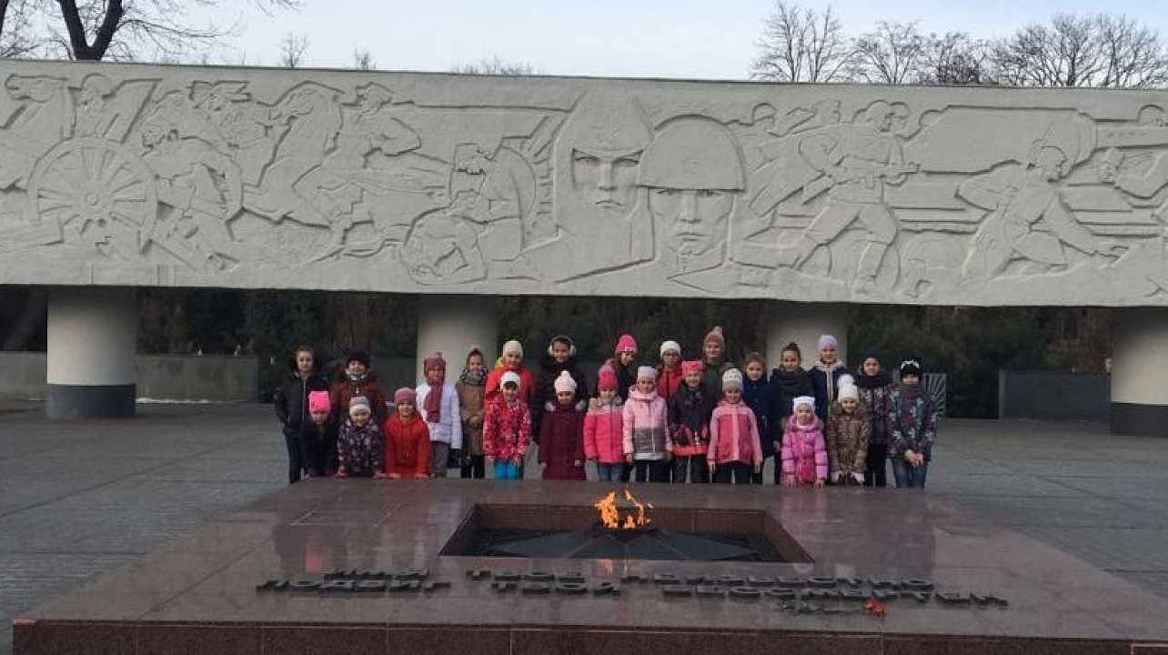 Юные спортсмены Западного округа посетили Площадь Памяти Героев