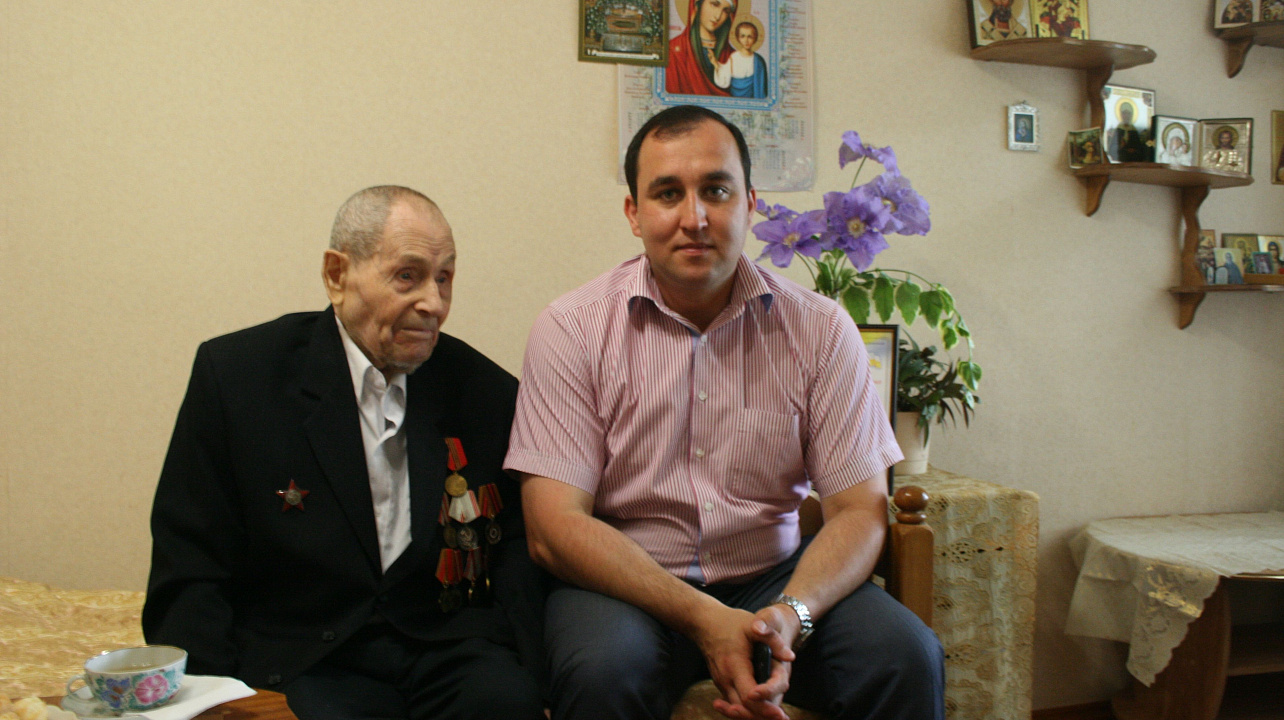 Сотрудники администрации округа навестили старейшего жителя Краснодара