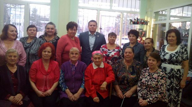 Депутат городской Думы Краснодара Сергей Быков поздравил жительниц поселка Колосистого с Днем матери