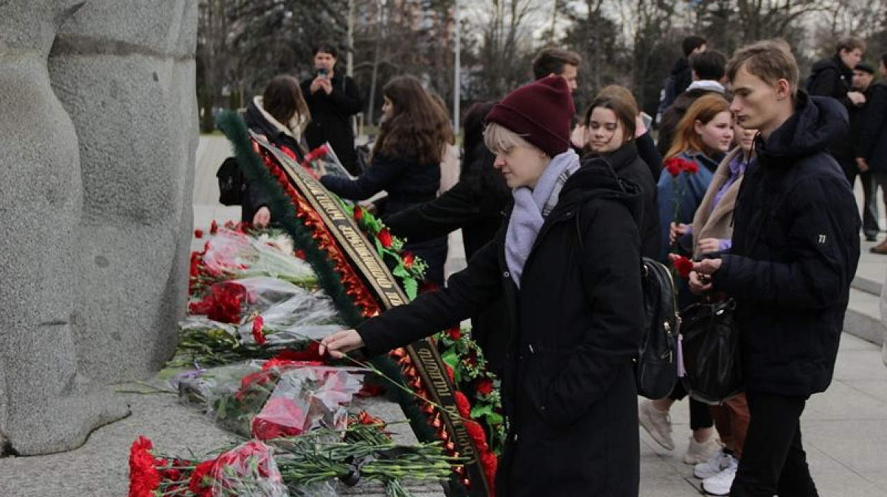 Студенты академии ИМСИТ почтили память погибших в блокадном Ленинграде