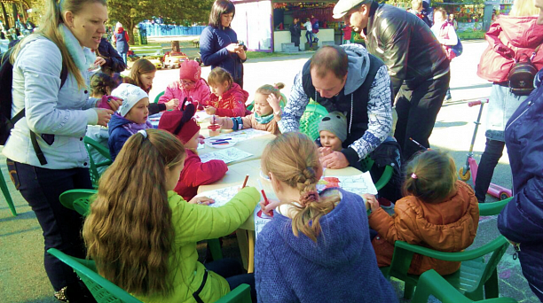 В парке Западного округа состоялся конкурс детского рисунка «Осенняя палитра»