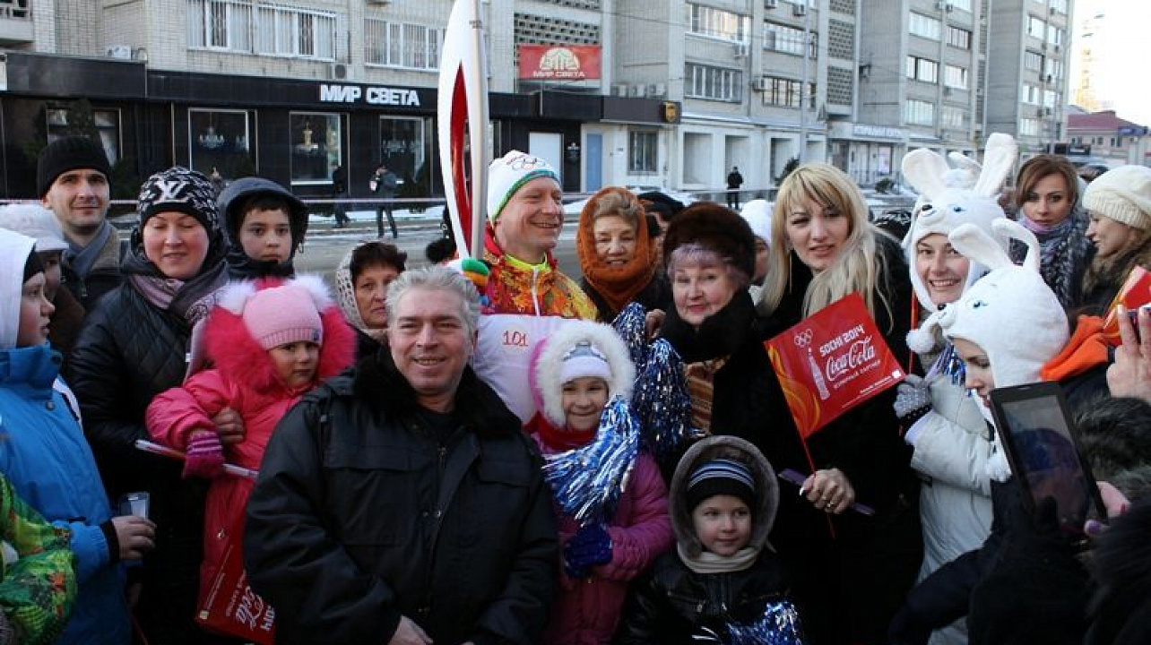 Жители Центрального округа встретили Олимпийский огонь