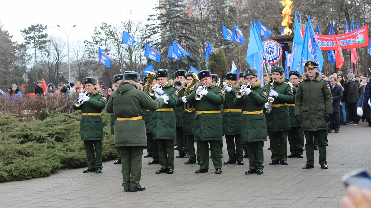Жители Западного округа приняли участие в церемонии возложения цветов к мемориалу «Жертвам фашизма» в Чистяковской роще