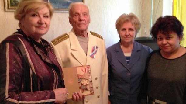 Житель Гагаринского округа получил поздравления с наступающим Днем Победы