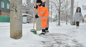 В Краснодаре расчисткой снега на пешеходных участках занимаются более 550 человек и 36 единиц техники