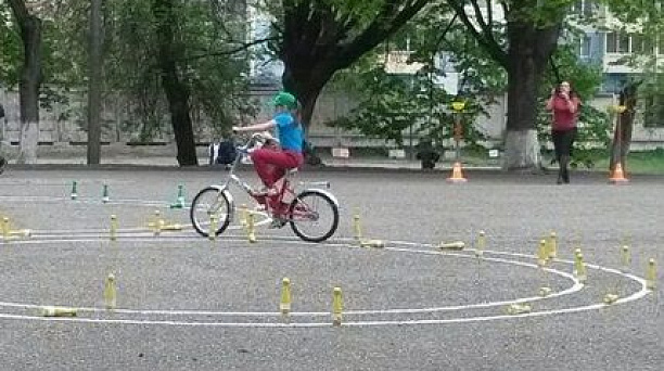 Школьники Западного округа соревновались в знаниях правил дорожного движения