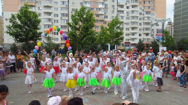 На бульваре Платановом прошел окружной детский праздник