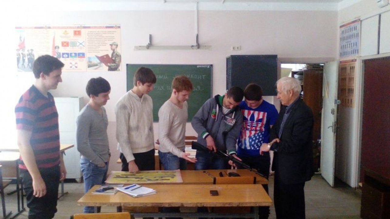 Студенты музыкального колледжа им.Римского-Корсакова умеют собирать автомат Калашникова