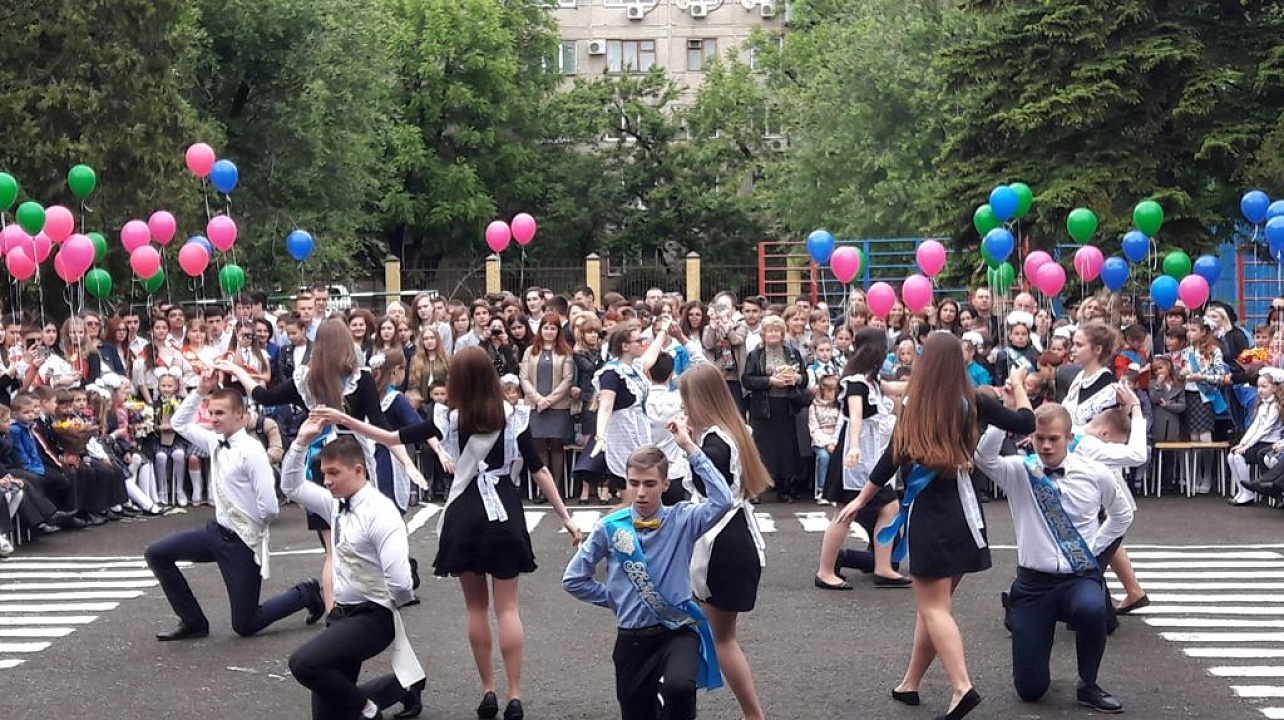 Последний звонок прозвенел в школах Западного округа