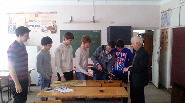 Студенты музыкального колледжа им.Римского-Корсакова умеют собирать автомат Калашникова