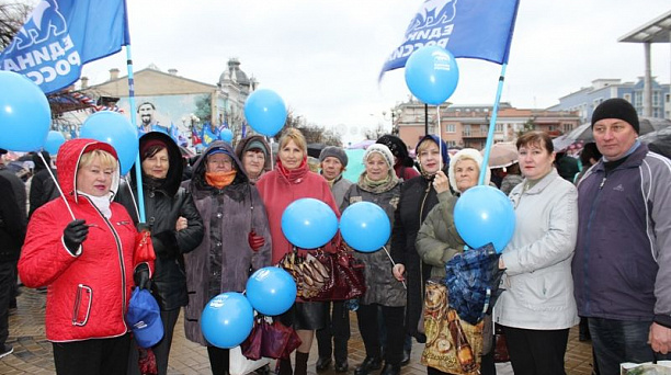 Общественность Центрального округа приняла участие в митинге в честь воссоединения с Крымом