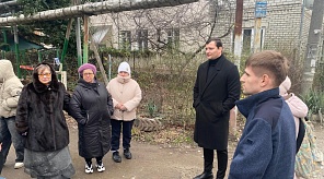 Сотрудники администрации провели встречу с жителями дома по улице 1-я Линия Нефтяников