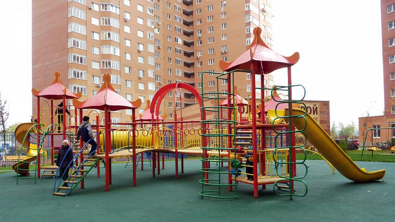 В жилом комплексе «Светлоград» благоустраивают детские площадки