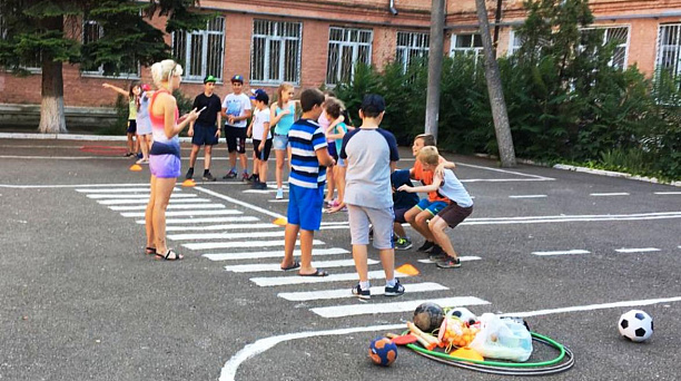 В Западном округе прошли соревнования «Веселые старты»