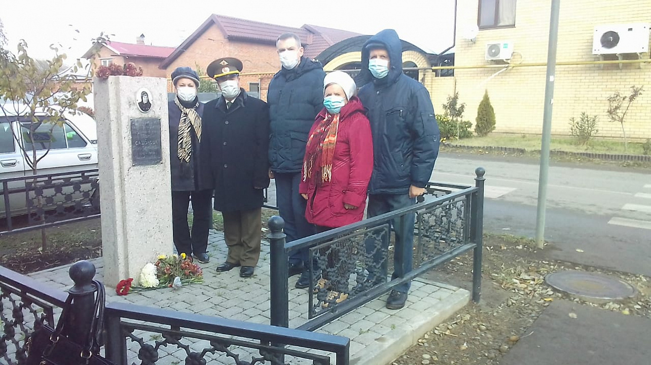 Сегодня глава администрации Прикубанского округа Александр Журавлев возложил цветы у могилы Неизвестного летчику по улице Совхозной