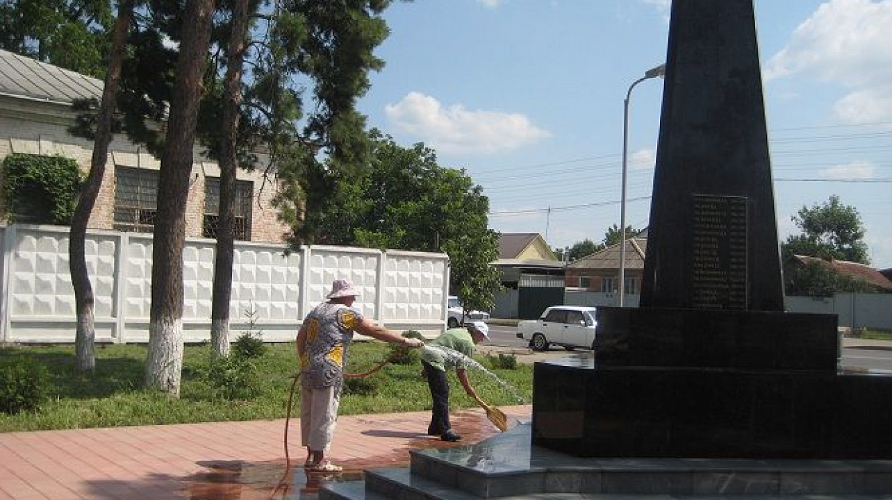 Общественники Прикубанского округа навели порядок в сквере Памяти по улице Российской