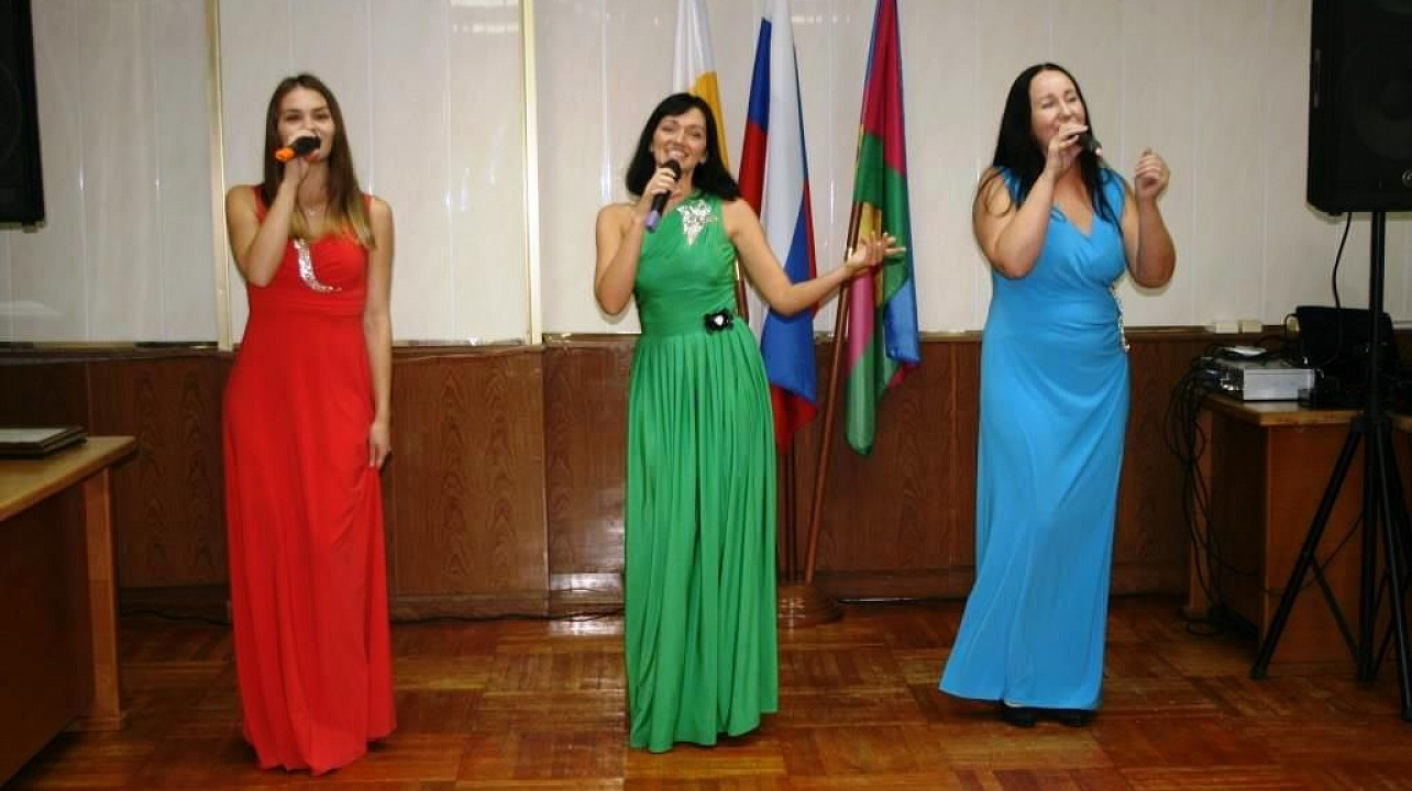 В Прикубанском округе ко Дню города наградили самых активных горожан и вручили паспорта молодежи