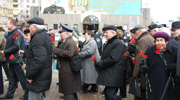 Ветераны и жители Центрального округа возложили цветы к памятнику Александру Покрышкину