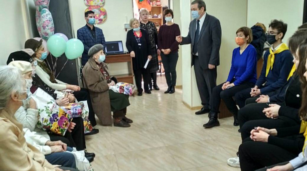 Общественники микрорайона улицы Гагарина поздравили с Международным женским днем участниц войны