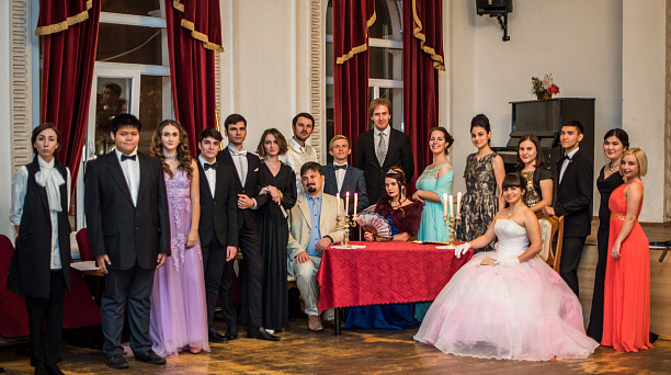 Заседание молодёжного клуба интернациональной дружбы  впервые провели в форме костюмированного бала