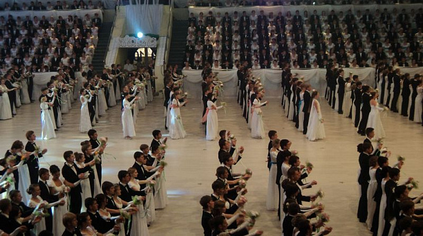 Выпускники школ Центрального округа были приглашены на Губернаторский бал