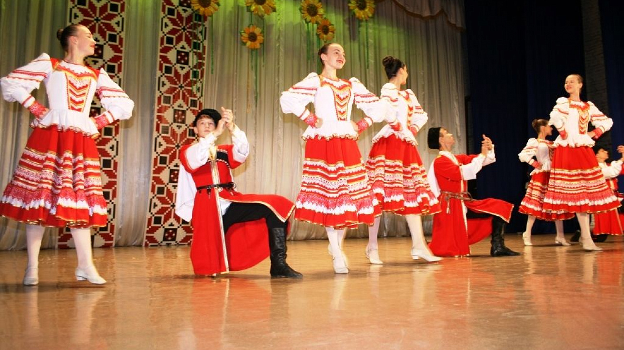 Людей старшего поколения поздравили в Прикубанском округе