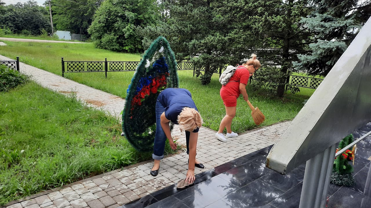 Накануне Дня памяти и скорби общественники Прикубанского округа провели субботники у памятников воинам Великой Отечественной войны