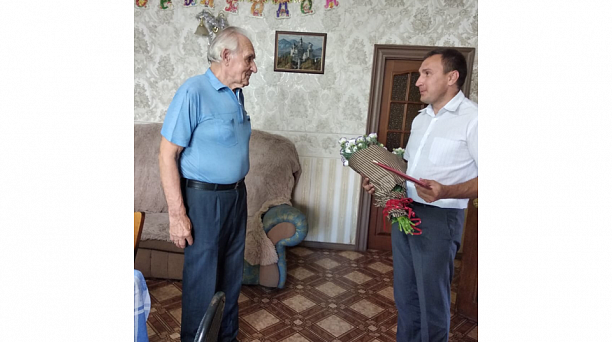 В Прикубанском округе поздравили с юбилеем ветерана Великой Отечественной войны Анатолия Хархардина