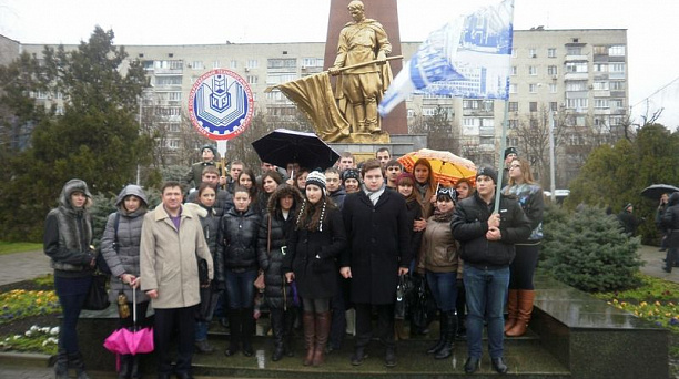 Студенты КубГТУ приняли участие в торжественной акции возложения цветов к монументу