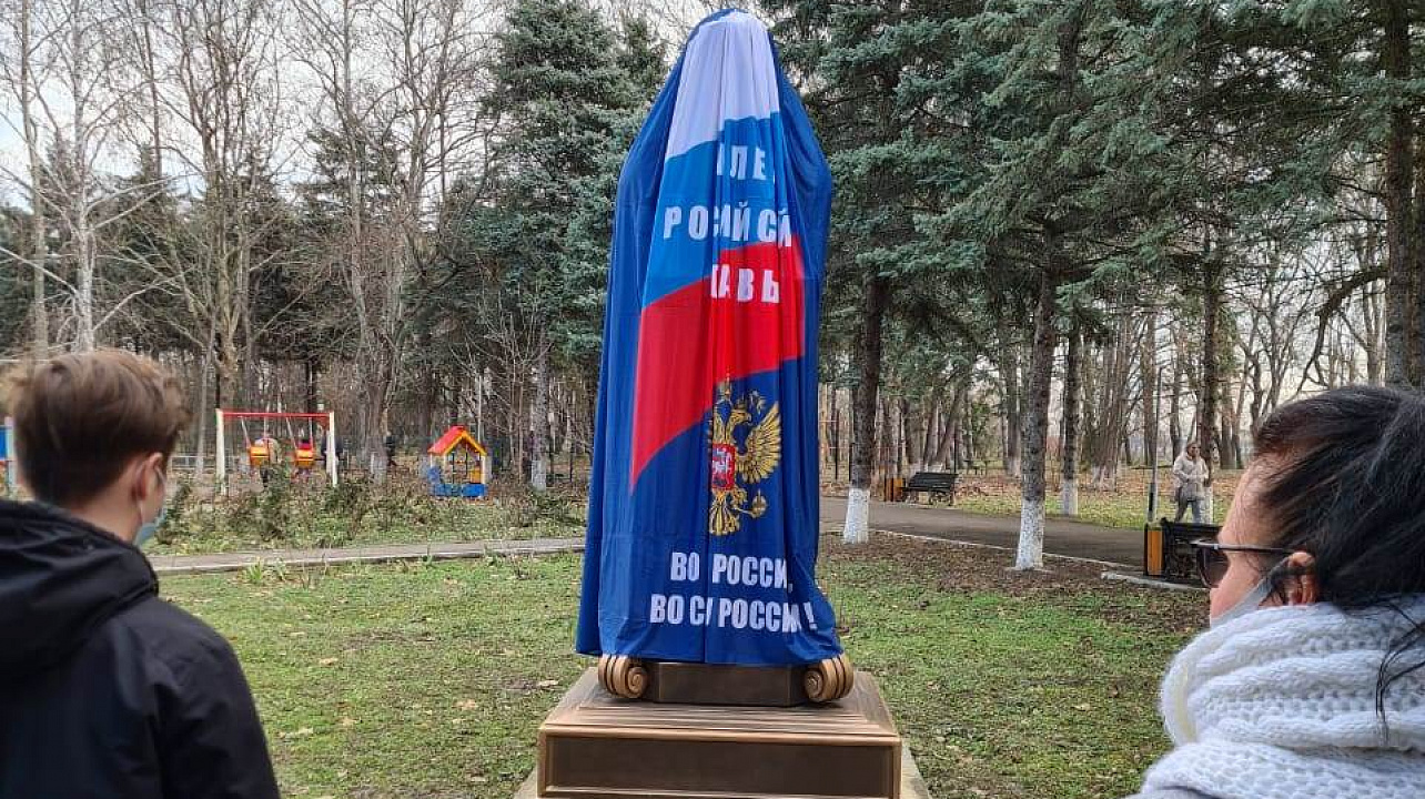 В сквере Памяти героев-танкистов в поселке Колосистом установлен бюст танковому асу Колобанову Зиновию