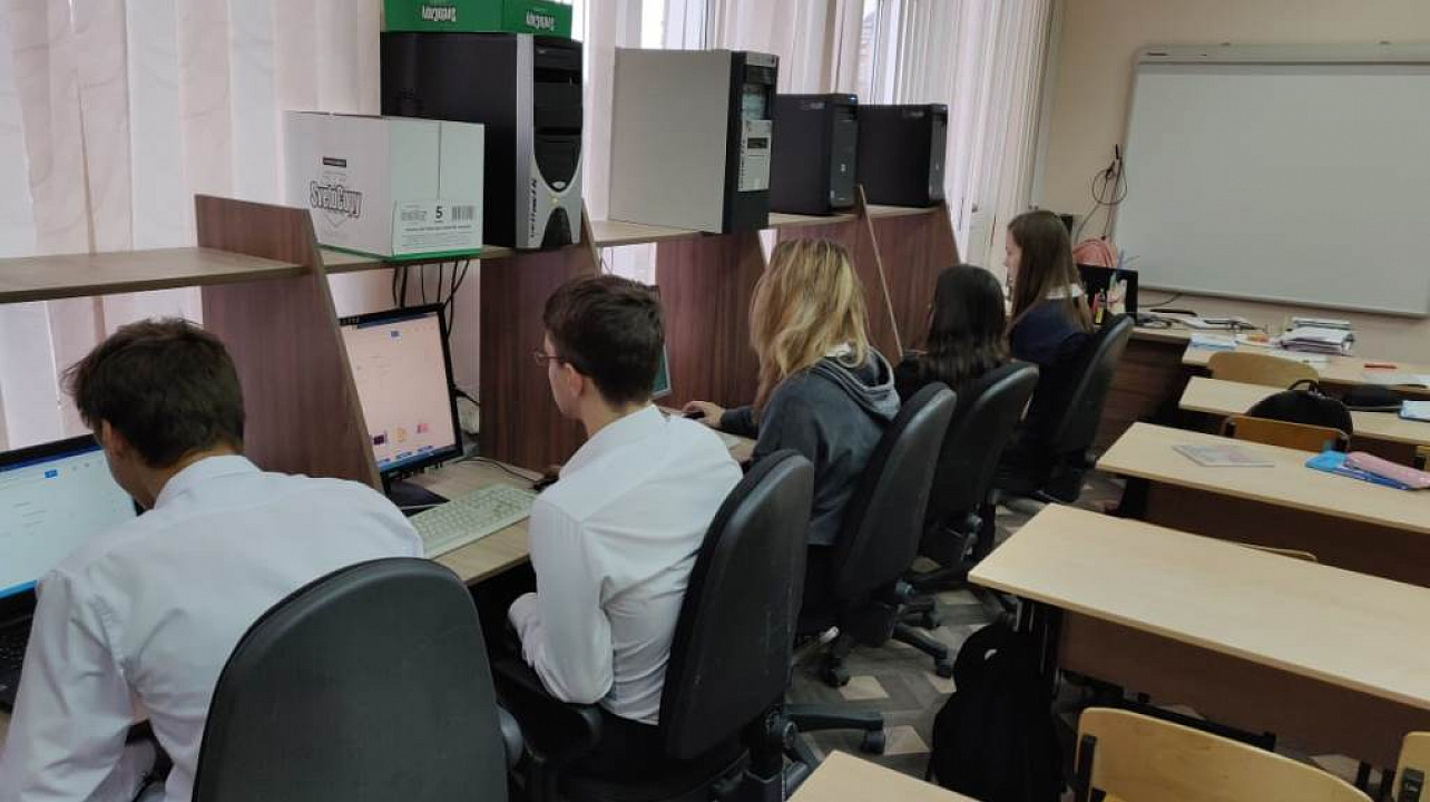 Ученики гимназии № 54 приняли участие во всероссийском образовательном проекте «Урок цифры»