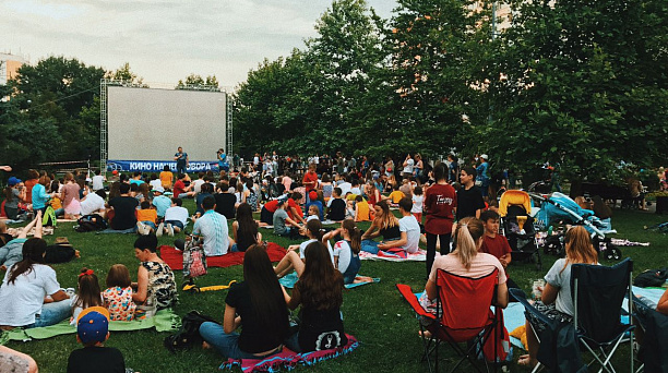 В Западном округе состоялся кинопоказ под открытым небом