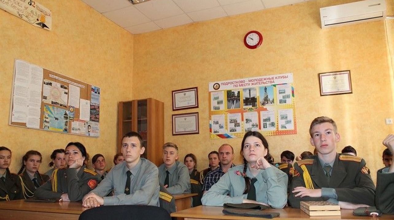 Курсанты поста №1 вспомнили подвиг летчика Александра Покрышкина.jpg