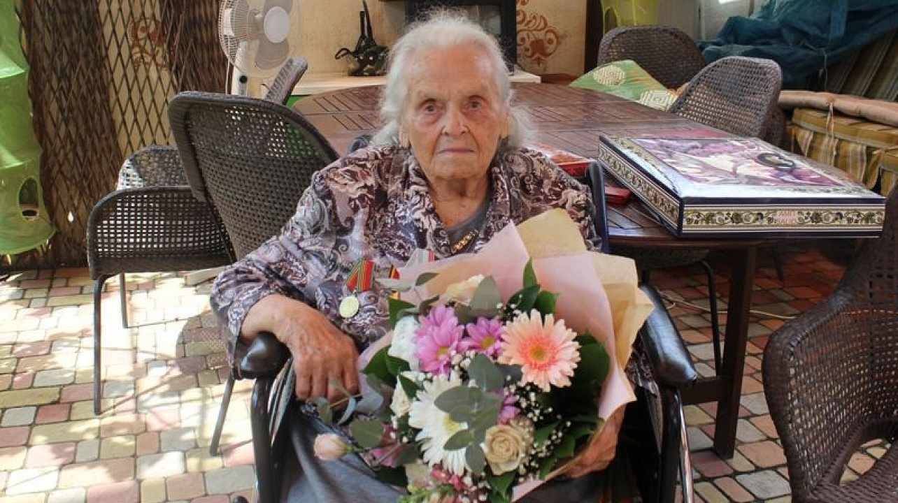 Жительница Центрального округа Нина Тимофеевна Антонова отметила 100-летний юбилей