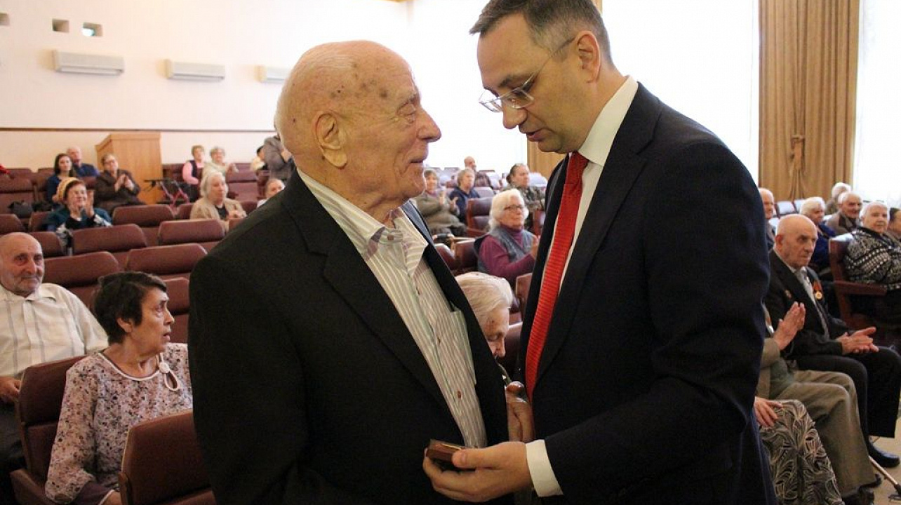 В Центральном округа продолжают вручать ветеранам ВОВ медали «75 лет со дня освобождения Краснодарского края  и завершения битвы за Кавказ»